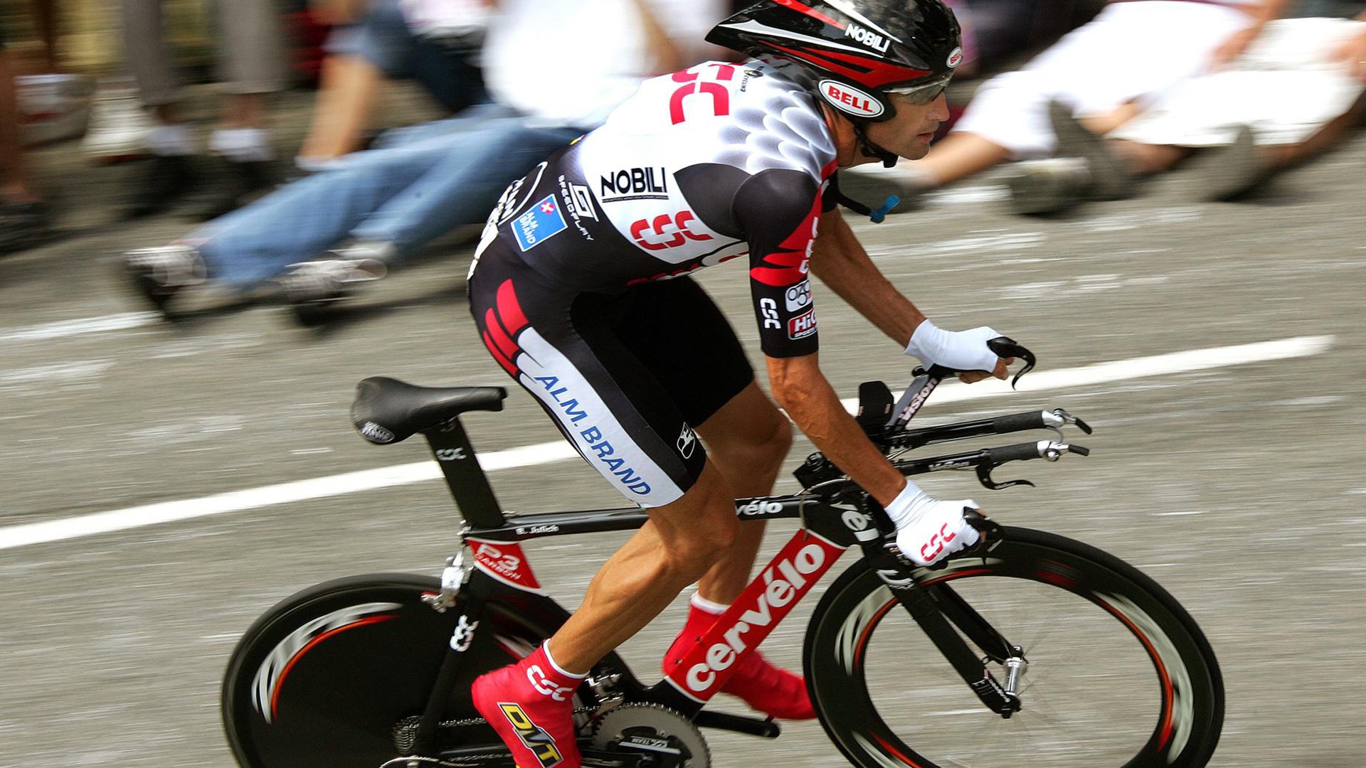 亲子迷你马拉松 孩子牵手父母共同冲线温馨满满